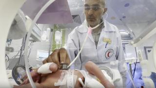 Gazze'de ölen annesinin karnından kurtarılan bebeğin tedavisi sürüyor