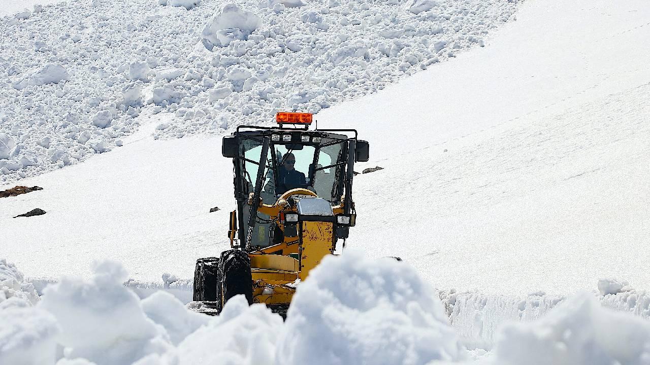 Bayburt'ta ekipler ilkbaharda iş makinesinin boyunu aşan karla mücadele ediyor