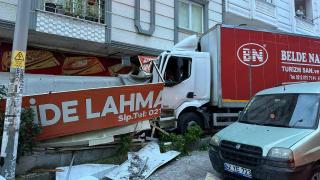 Kontrolden çıkan kamyon 11 araca çarptıktan sonra iş yerine girdi