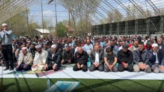 Tokat Sulusaray'da deprem sonrası cuma namazı açık havada kılındı