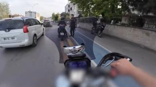 Şerit dışından giden kuryeye polisten uyarı: Üç kuruş için canını tehlikeye atma