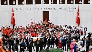 TBMM çocuk özel oturumunu 6. sınıf öğrencisi Aysima Arslan yönetti