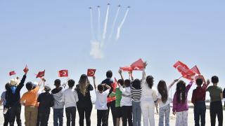 Türk Yıldızları'ndan öğrencilere 23 Nisan hediyesi