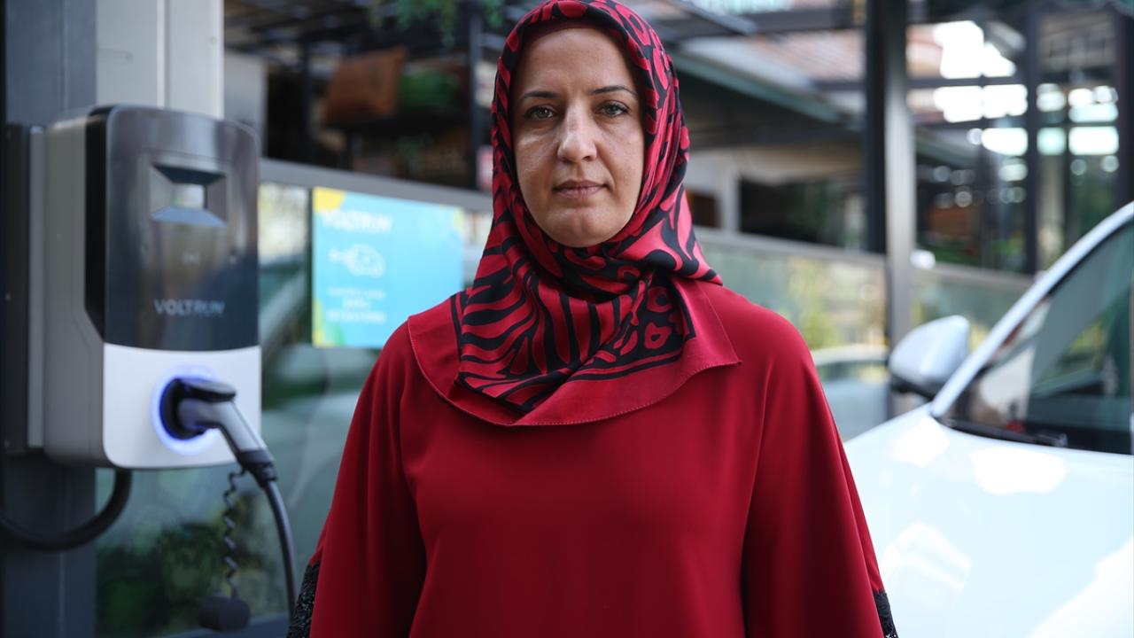 Mersin`de bir kafe müşterileri için elektrikli şarj ünitesi kurdu