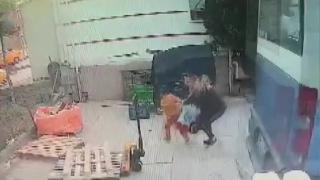 Anne ve iki çocuğu dolmuşun altında kalmaktan son anda kurtuldu