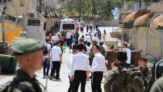 İsrailli işgalciler, İsrail polisinin korumasında El Halil kentine baskın düzenledi