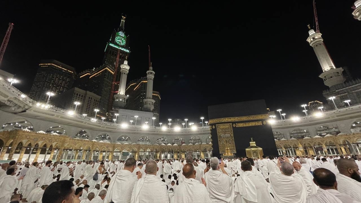 Hac mevsimi öncesinde binlerce Müslüman Mescid-i Haram'ı ziyaret etti