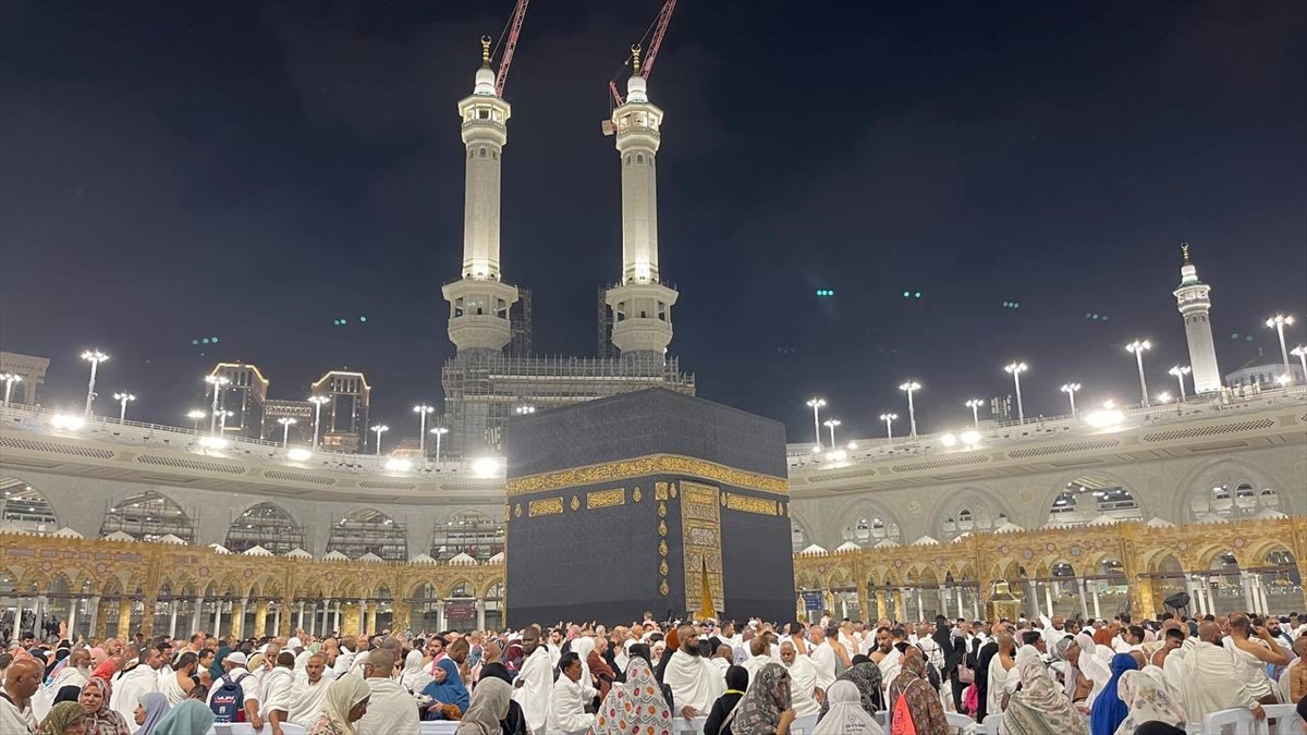 Hac mevsimi öncesinde binlerce Müslüman Mescid-i Haram'ı ziyaret etti