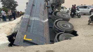 Adana'da tır yolda oluşan çukura düştü