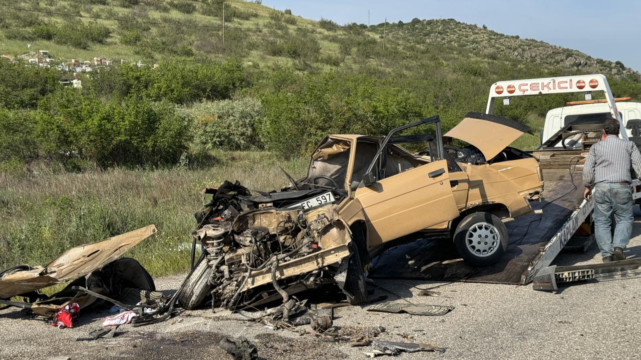 Balıkesir'de tırla çarpışan otomobildeki 2 kişi öldü