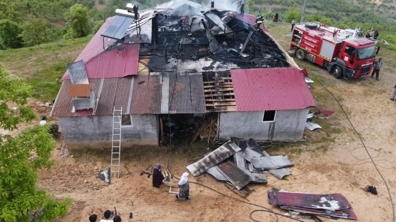 Bingöl'de çatı yangını söndürüldü