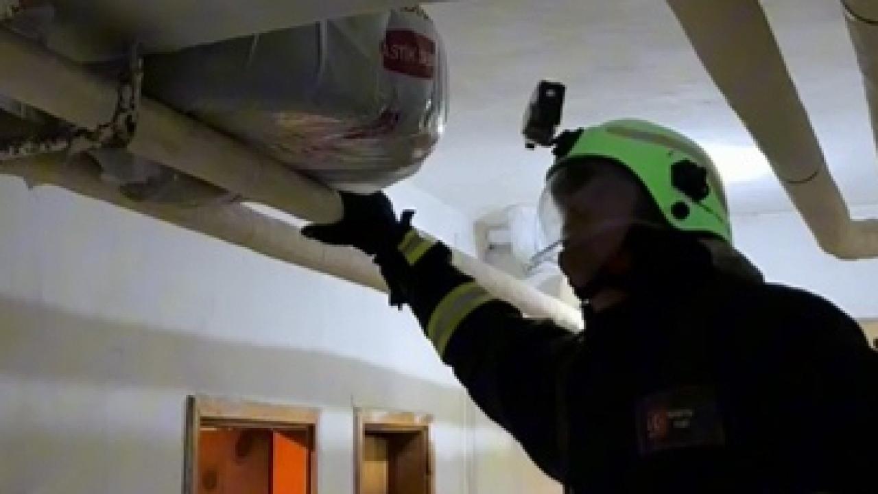 Sivas'ta tekerleğin içine sıkışan kedi yavrularını itfaiye kurtardı