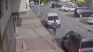 El freni çekilmeyen araç kaldırıma çıktı