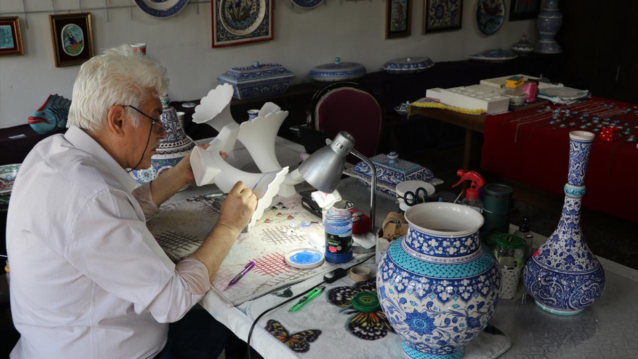 Eserlerinde ağırlıklı olarak mavi ve beyaz renklerini kullanıyor