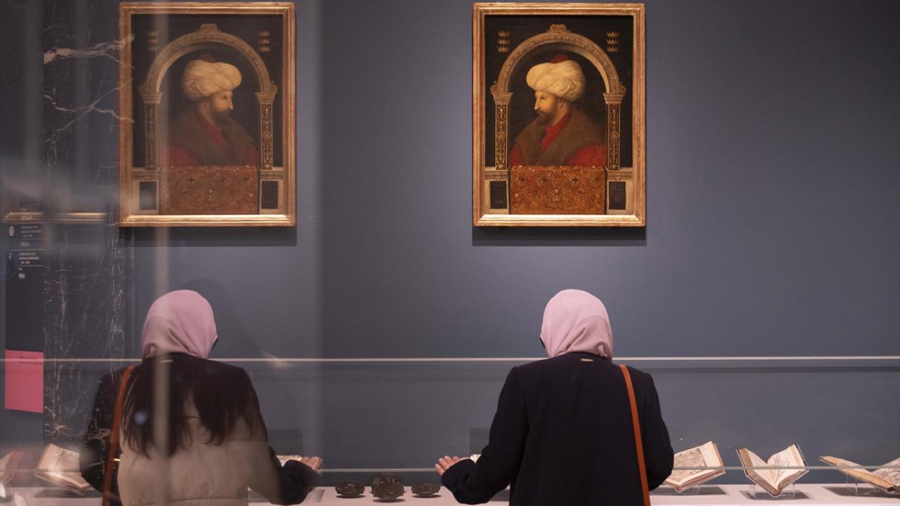 Portrede "Dünyanın Fatihi" yazıyor