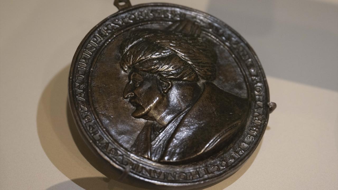 Fatih Sultan Mehmet`i tasvir eden üç madalyon sergileniyor