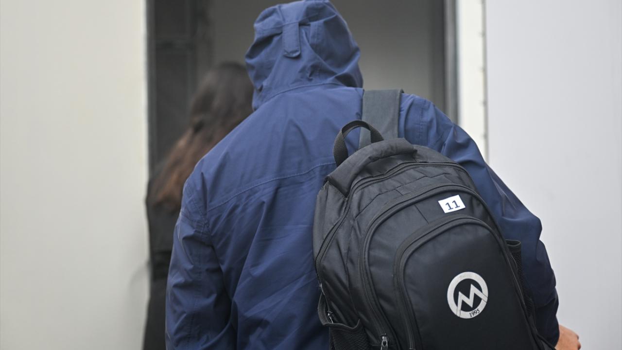 Görevliler, kapalı matbaa merkezine giriş yaptı