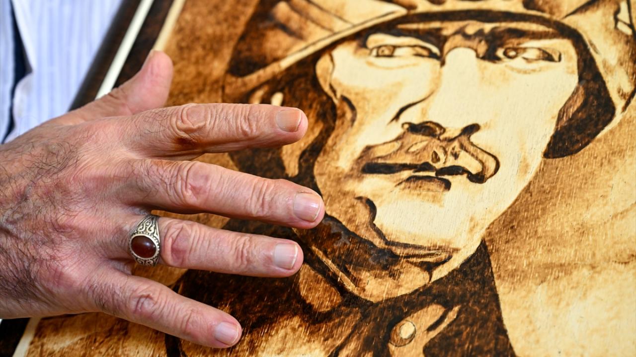 Koleksiyonunda en fazla Atatürk portresi bulunuyor