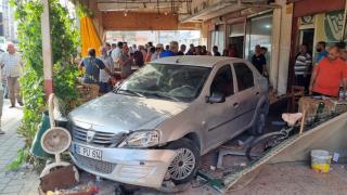 Ehliyetsiz sürücü fren yerine gaza bastı, otomobil kahvehaneye girdi