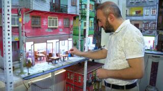 Evinde küçük bir mahalle kurdu