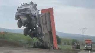 Moloz yığınını dökmek için damperi kaldırmasıyla kamyon asılı kaldı