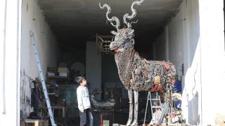 Geri dönüşüm metal atıktan dev geyik heykeli