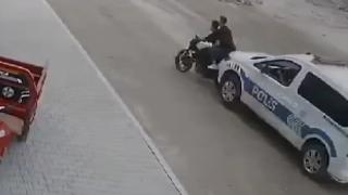 Polis, 'dur' ihtarına uymayan motosikleti çarparak durdurdu