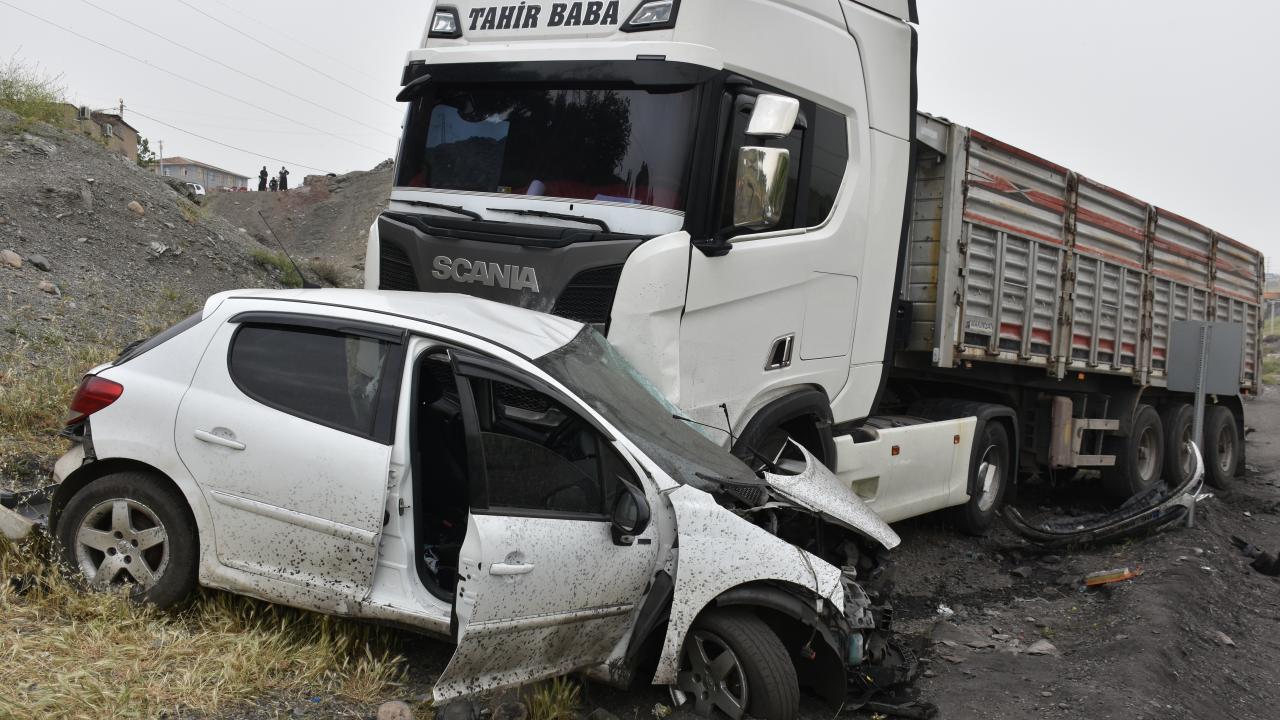 Şırnak'ta tır ile otomobil çarpıştı: 1 kişi hayatını kaybetti