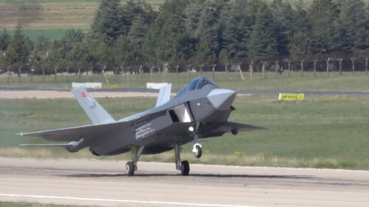 KAAN, yeni boyalı haliyle ilk uçuşunu yaptı