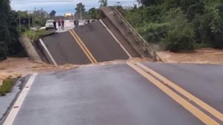Brezilya'daki sel felaketinde nehrin üzerindeki köprü çöktü