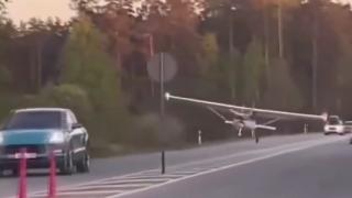 Letonya’da küçük uçak otoyola acil iniş yaptı