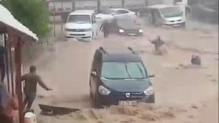 Sele kapılan kadın ile çocuk böyle kurtarıldı