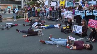 İsrailli esirlerin yakınları Tel Aviv'de sessiz protesto yaptı