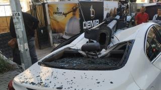 Kamyon üstü vinç otomobilin üzerine devrildi: 2 kişi kıl payı kurtuldu