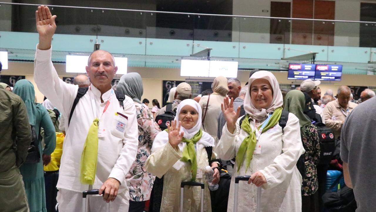 İzmir`den ilk hac kafilesi uğurlandı