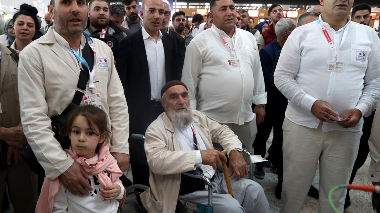 İstanbul Havalimanı`ndan ilk hac kafilesi dualarla uğurlandı