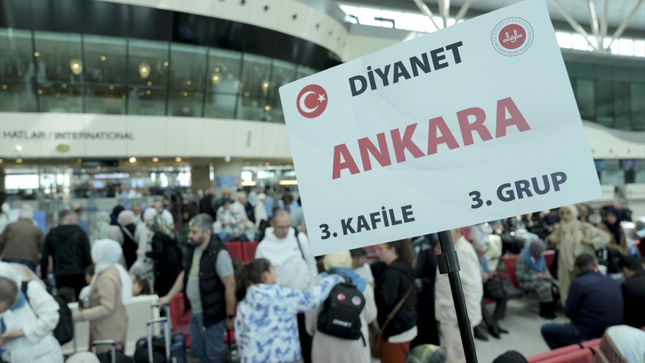 Ankara`dan ilk hac kafilesi dualarla uğurlandı