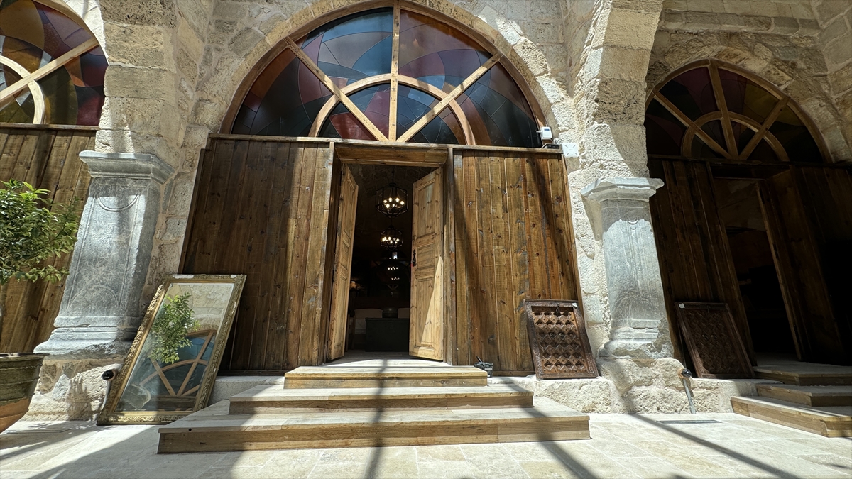 Ahşap malzemeleri ve tarihi kapıları dikkati çekiyor