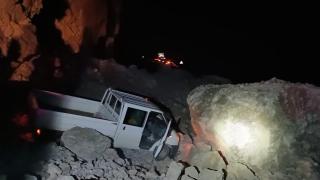 Hakkari'de dev kayalar karayoluna düştü