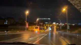 İETT otobüsü, refüjü aşarak karşı yöne geçti