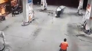 Önce başka bir araca çarptı, sonra akaryakıt istasyonuna daldı