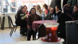 Bu kıraathanede kadınlar okeye dönüyor