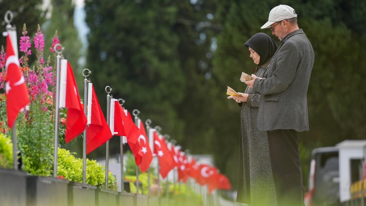 Sendikalar şehitliği ziyaret etti