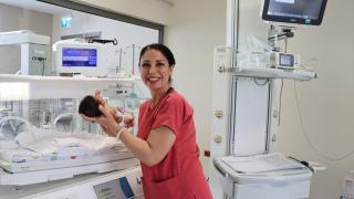 Adana Şehir Hastanesinin ebeleri Neşe ve Mine, annelerin en mutlu anına tanıklık ediyor