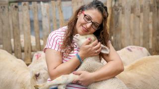 Gıda teknikeri kadın devlet desteğiyle besicilik yapmaya başladı
