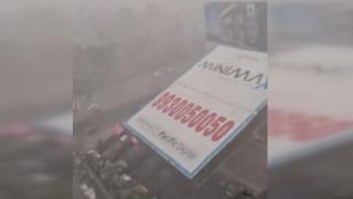 Hindistan'da reklam panosu devrildi: 14 ölü