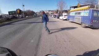 Motosikletini yayaların üzerine sürdü