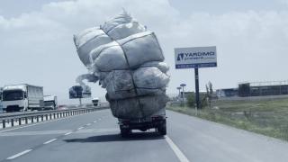 Aşırı yüklenen kamyonun tehlikeli yolculuğu kamerada