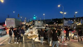 Yahudi işgalciler "Gazze'ye gittiği" gerekçesiyle gıda yüklü tıra saldırdı