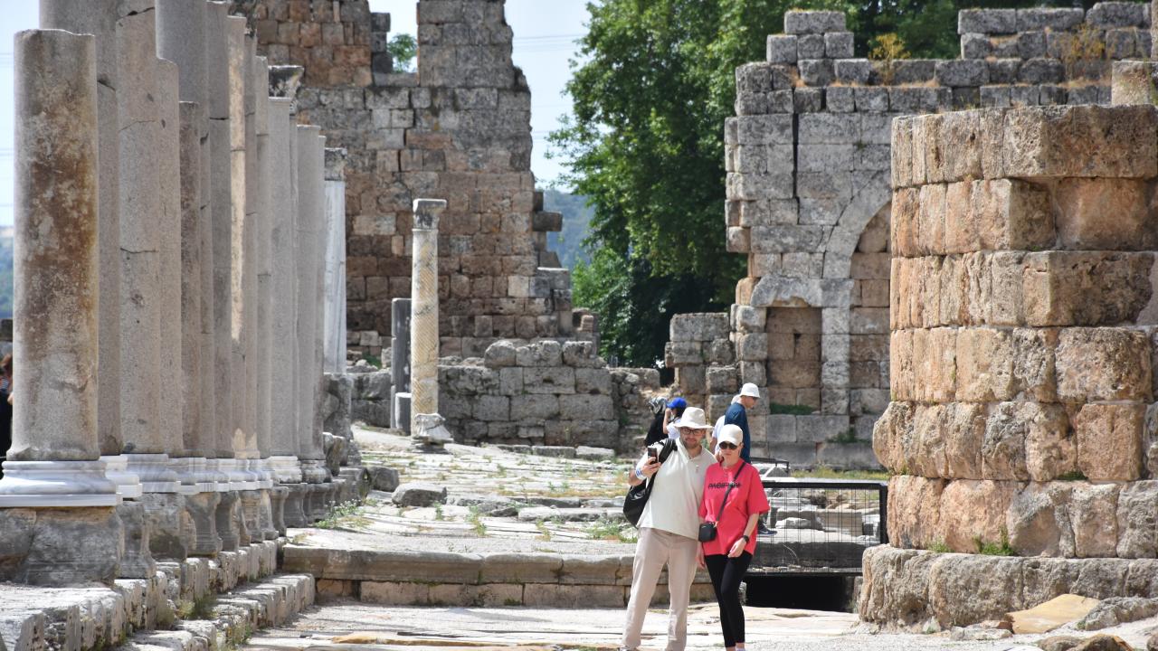 Taşlar üzerindeki yaprak fosilleri inceleniyor